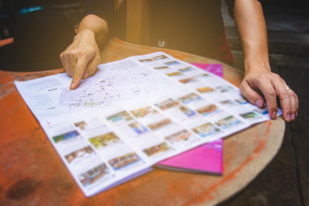 Photo des mains coupées pointant sur la carte