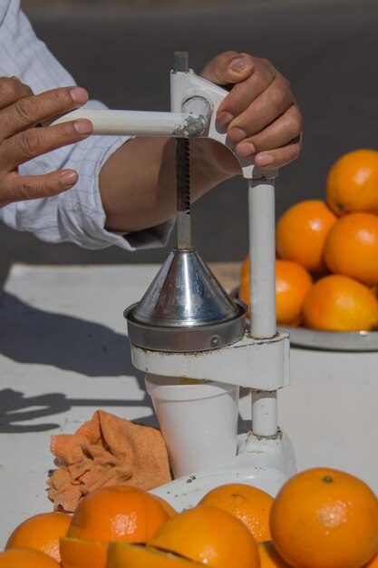 Photo des mains coupées préparant du jus.