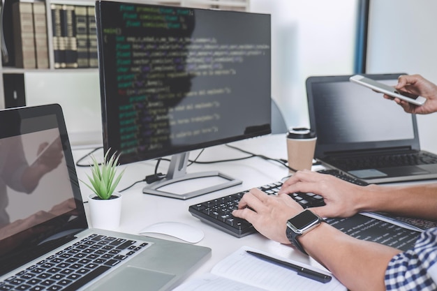 Des mains coupées d'un programmeur informatique codant au bureau.