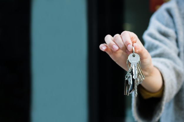 Mains coupées tenant des clés