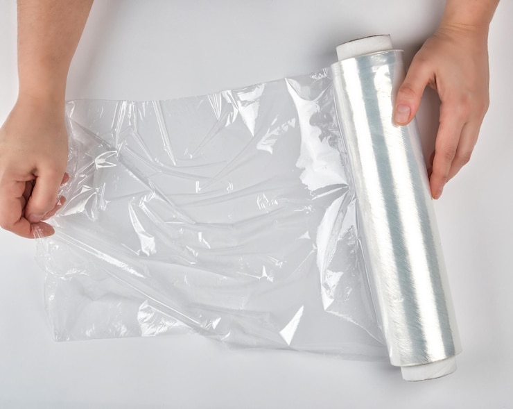 Photo des mains coupées tenant du plastique sur un fond blanc