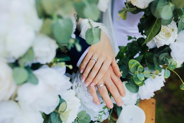 Mains de couple avec anneaux de mariage