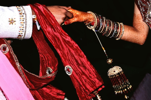 Photo les mains d'un couple indien marié