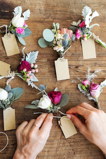 Mains créant des boutonnières avec des étiquettes en papier