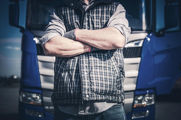 Photo les mains croisées du chauffeur de camion