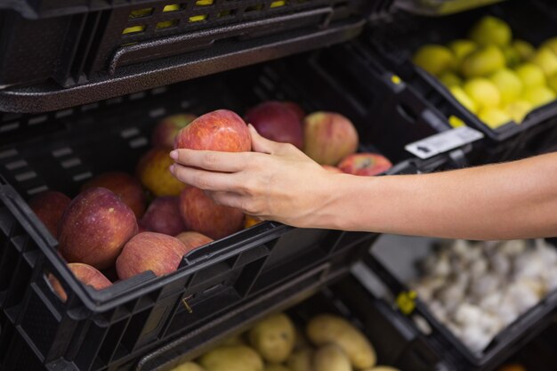 Mains, cueillir des pommes sur une étagère