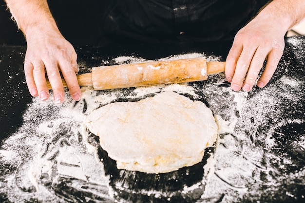 Mains Cuisson De La Pâte Avec Un Rouleau à Pâtisserie