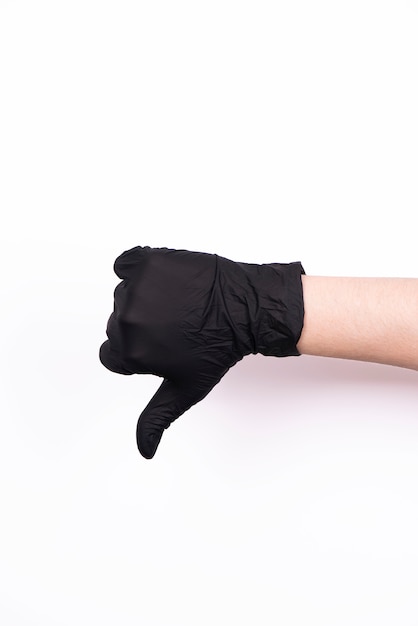 Photo mains dans des gants médicaux noirs isolés