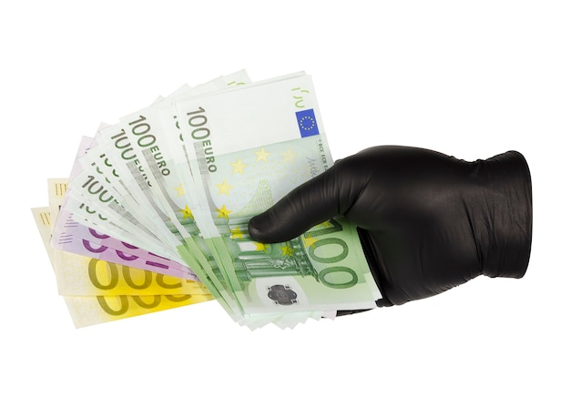 Les mains dans les gants noirs tiennent les billets en euros 2