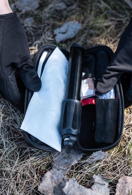 Les mains dans les gants de vélo tiennent un ensemble de vélos