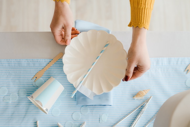 Mains de décorateur. Table de service femme pour anniversaire ou baby shower party. Fermer