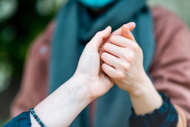 Mains de deux femmes tenant et touchant