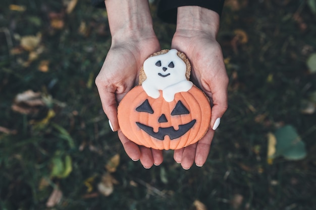 &quot;Mains donnant un biscuit de Halloween&quot;