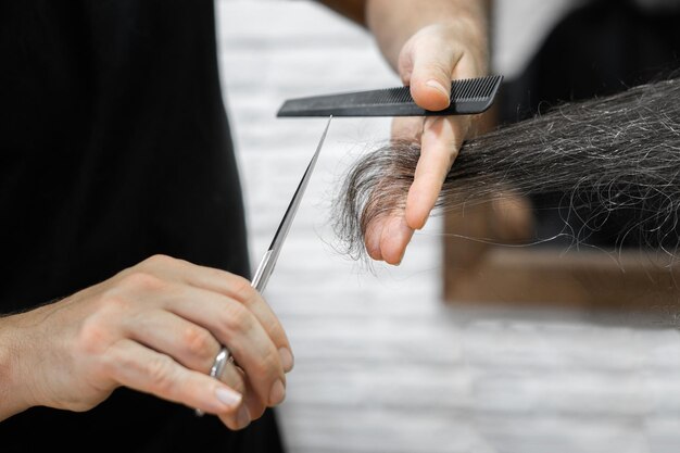 Les mains du coiffeur