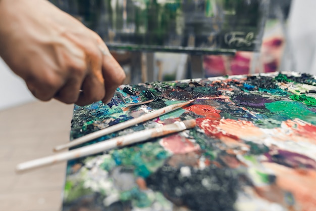 Les mains du mari de l'artiste travaillent sur la photo