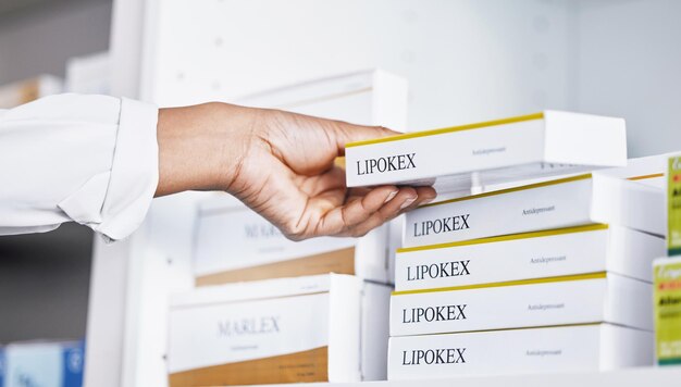 Photo mains du médecin et médicaments de l'étagère pour la douleur ou le soulagement des médicaments à la pharmacie