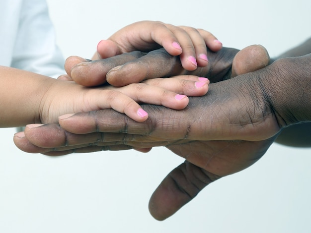 Les mains du père et de l'enfant ensemble