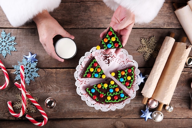 Les Mains Du Père Noël Prennent Un Morceau De Gâteau Au Chocolat Et Un Verre De Lait