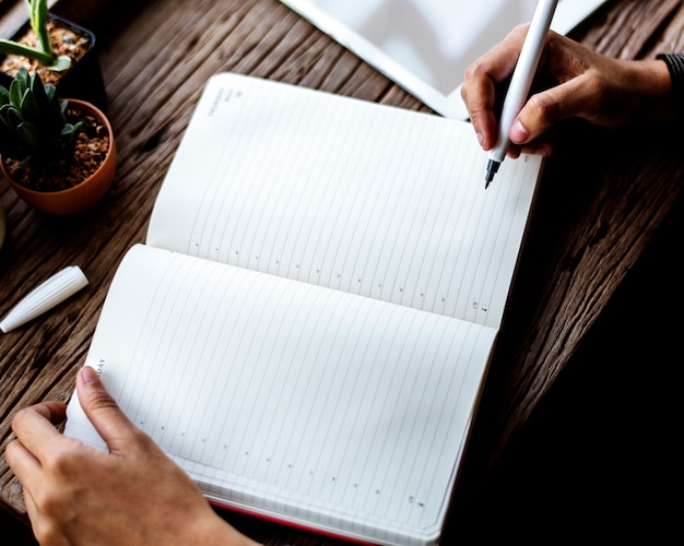 Mains écrivant sur un cahier