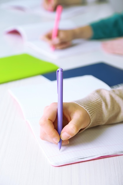 Mains d'élèves à l'école se bouchent