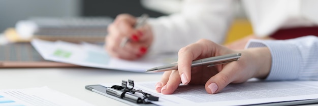 Mains d'employés à la table de travail avec stylo et documents commerciaux cours d'éducation commerciale