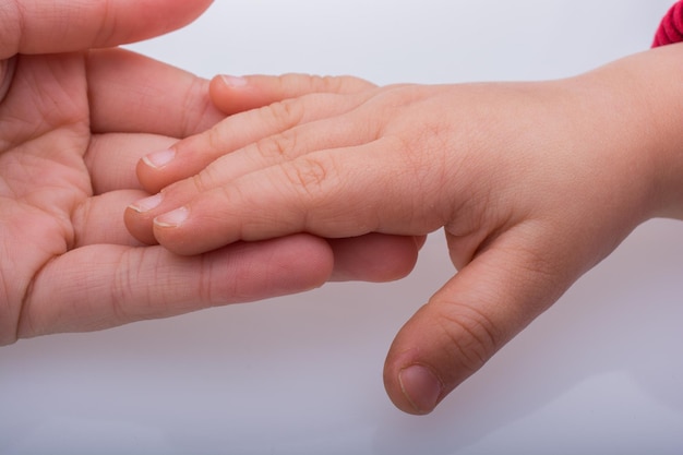 Mains d'enfant et d'adulte ensemble