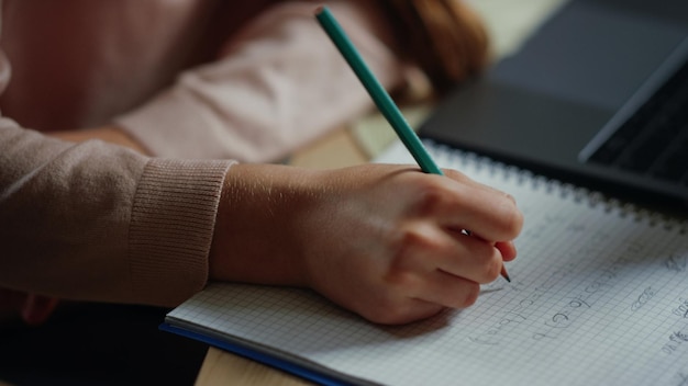 Mains d'enfant résolvant des problèmes dans un cahier