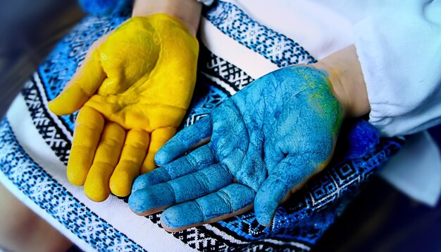 Photo les mains de l'enfant sont colorées avec les couleurs du drapeau ukrainien.