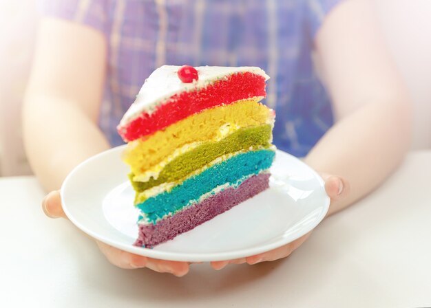 Mains D'un Enfant Tenant Un Morceau De Gâteau D'anniversaire. Fête D'anniversaire