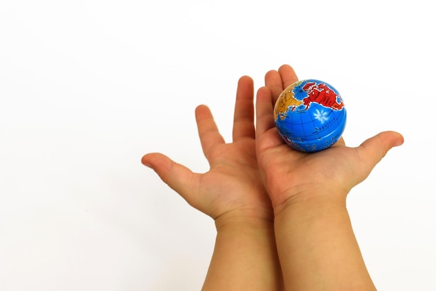 Les mains de l'enfant tiennent le globe