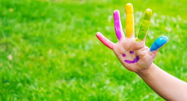Mains d'enfants aux couleurs de l'été Mise au point sélective