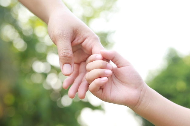 Les mains des enfants avec la chaleur des soins de la mère