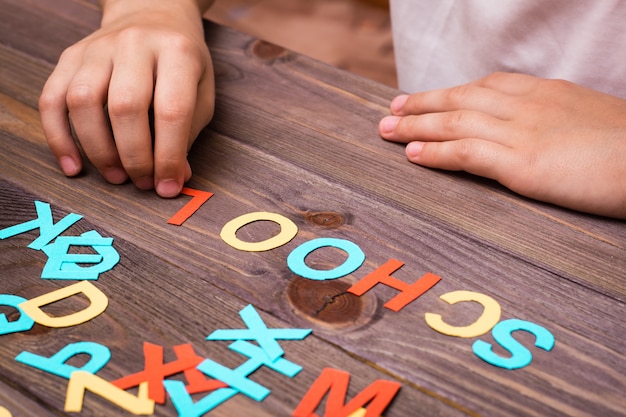 Les mains des enfants composent le mot