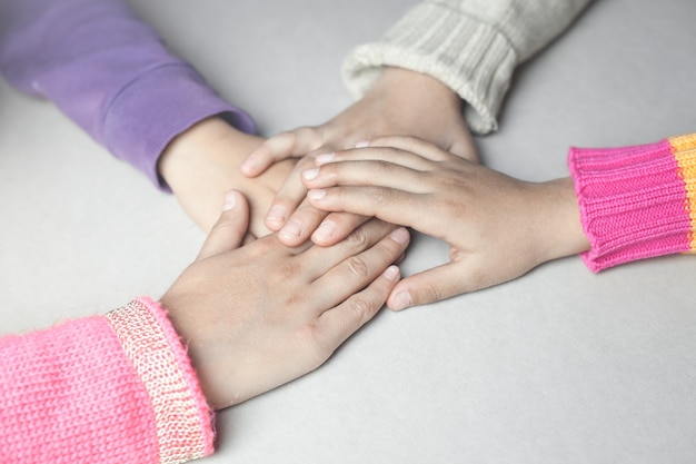 Les mains des enfants empilés ensemble. Concept d'union