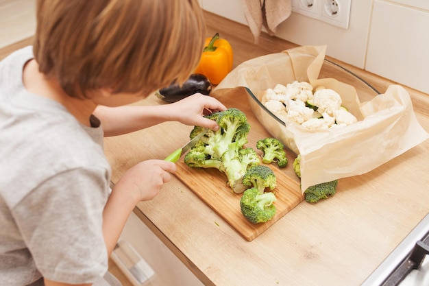 Mains d'enfants. Fond de nourriture. Notion de nourriture. Photo de table de cuisine avec champignons .