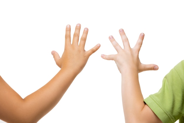 Photo mains d'enfants gesticulant sur fond blanc