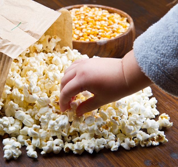 Photo mains d'enfants mangeant du pop-corn
