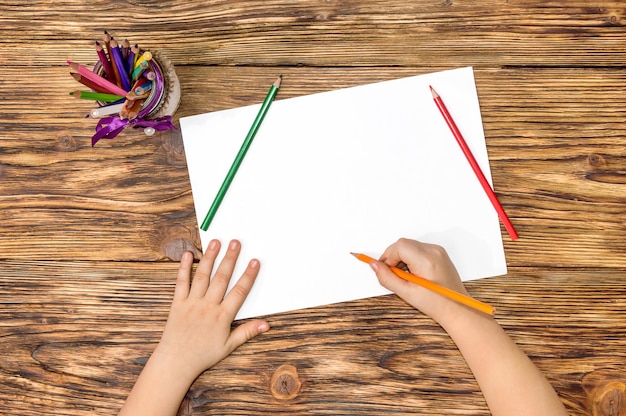 Mains d'enfants peintes avec des crayons de couleur