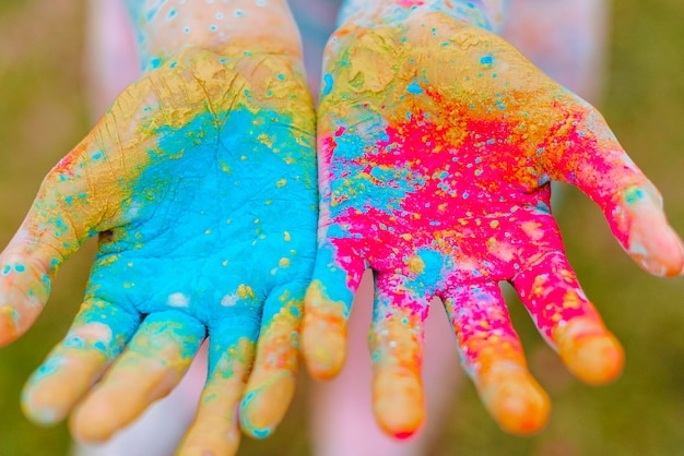 Mains d'enfants avec des peintures Holi