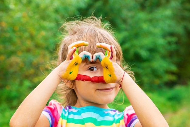 Les mains des enfants avec des peintures de sourire Mise au point sélective