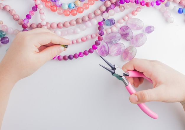 Photo mains d'enfants avec des perles