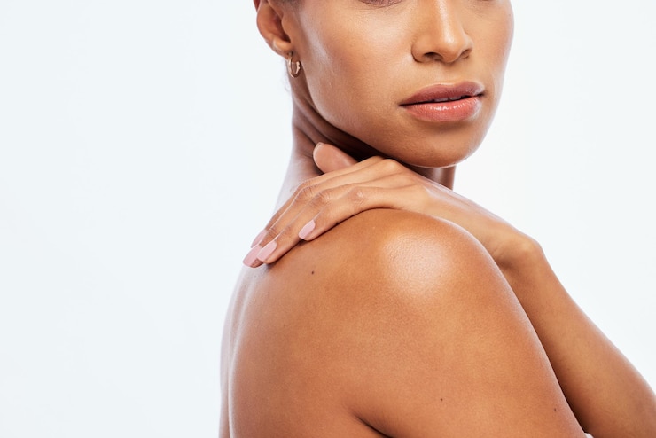 Photo mains et épaules de femme dans les cosmétiques de soins de beauté ou hydratant isolés sur fond blanc main de femme touchant la peau dans l'amour de soi ou les soins personnels pour un traitement doux et sain