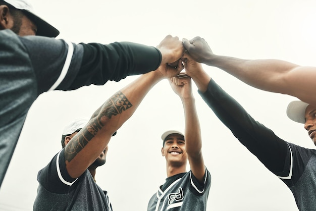 Mains de l'équipe et du baseball pour la motivation sportive à gagner atteindre et s'unir pour le jeu à l'extérieur