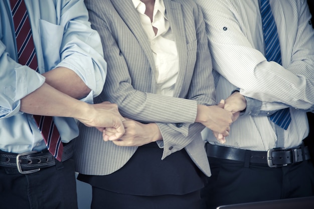 Photo les mains étaient un concept de collaboration du travail d'équipe