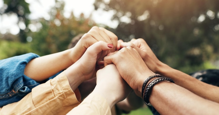 Photo les mains des étudiants et le poing pour le travail d'équipe en plein air avec l'éducation soutient l'apprentissage du succès et de l'étude des gens amis et la collaboration avec l'université future bourse et célébration de l'objectif de synergie