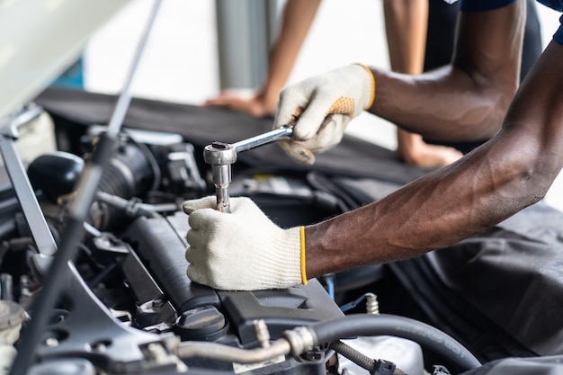 Mains Expertise mécanicien automobile en service de réparation automobile. Concept de garage d'entretien et de service automobile.