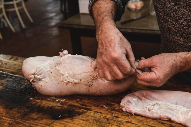 Mains faisant du fromage de tête fait maison Patagonie Argentine