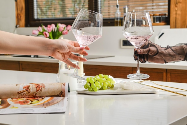 Mains faisant tinter les verres à vin