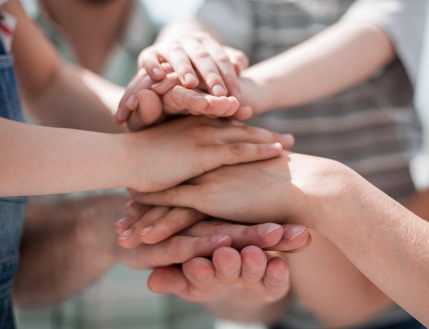 Les mains de la famille sont empilées concept d'unité