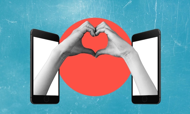 Mains femelles humaines dépeignant la forme d'un coeur sur un fond rose des téléphones